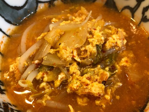 野菜たっぷり♫もやしとキムチの食べる卵スープ